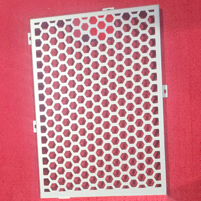 Hexagonale holle patronen geperforeerd aluminium wand bekleding paneel en gebouw decoratie materiaal