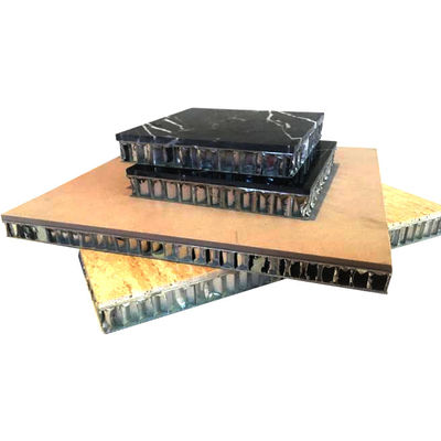 Honingraatcompositpanel PVDF-coating afgewerkt met adhesief in sandwichweg Maximale lengte 12m
