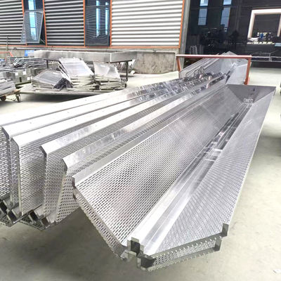 Stijlvolle geperforeerde aluminium bekleding of plafondpanelen Aanpasbare lasersnijden of CNC geperforeerde patronen of perforaties